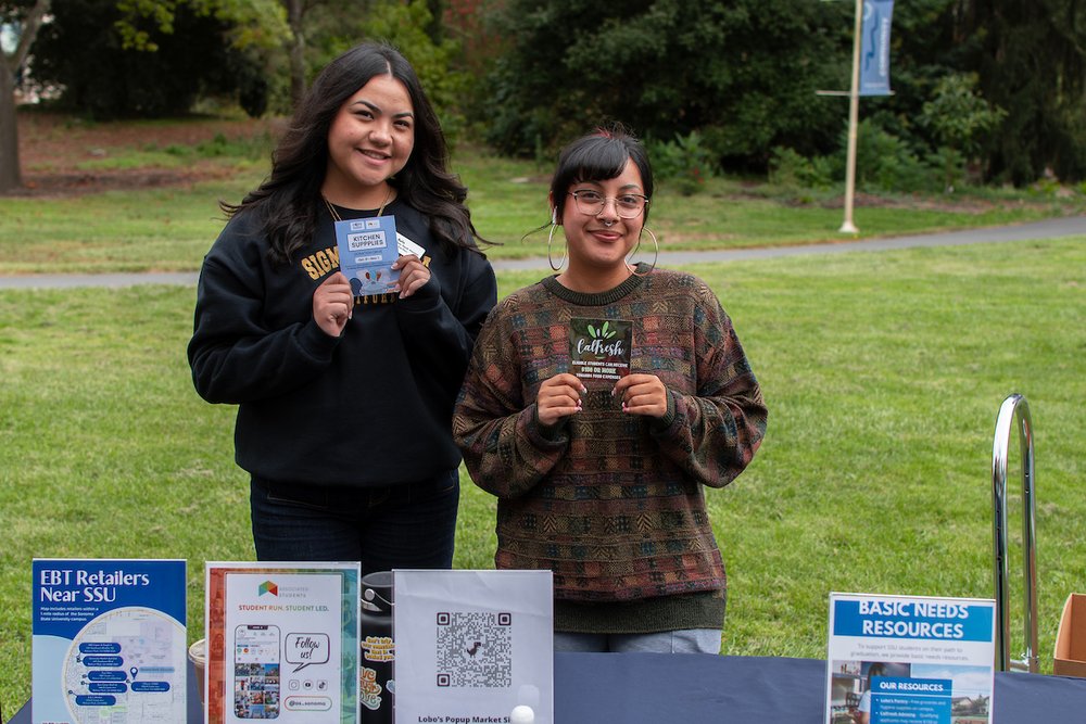 Students tabling for Lobo's Pantry