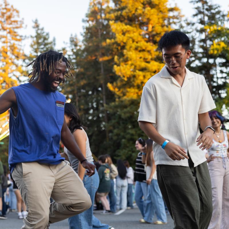 2 students dancing at Big Nite